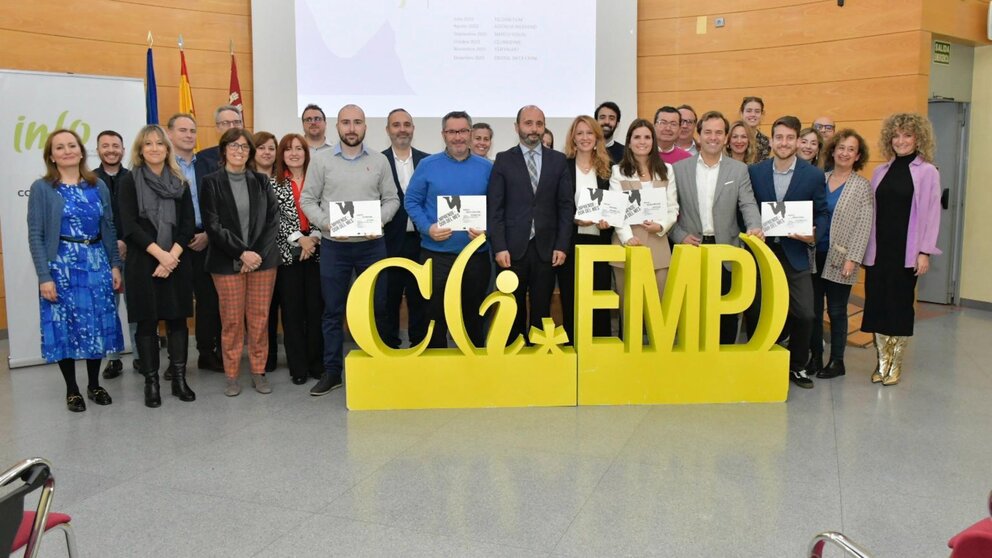 El director del Info, Joaquín Gómez, junto con los emprendedores premiados