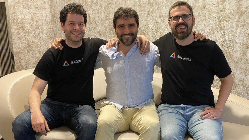 Javi López (izq.) y Emilio Nicolás (der.) junto al malagueño Joaquín Cuenca, CEO de Freepik