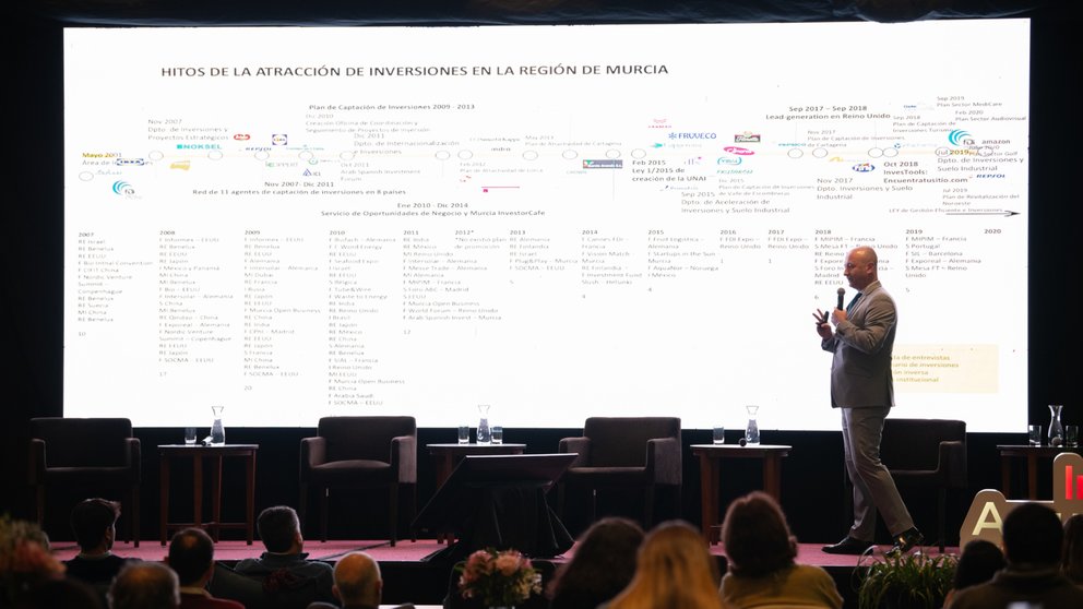 El técnico del Info Fernando Ballesta presenta la UNAI de la Región en un foro empresarial celebrado en Chile.