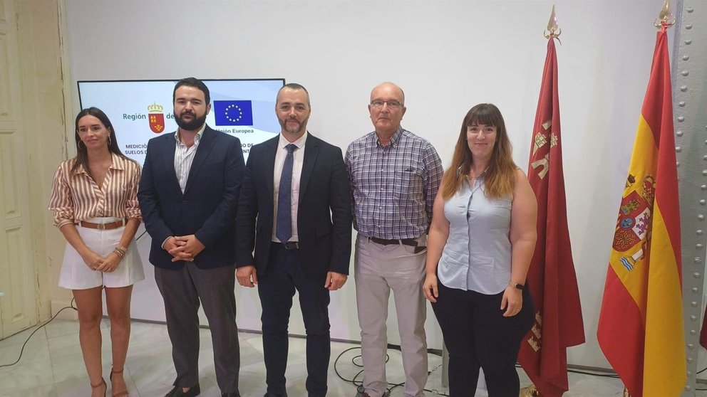 El director general de Medio Ambiente, Juan Antonio Mata, con el alcalde de La Unión, Joaquín Zapata; la edil de Industria, Silvia García; el jefe del departamento de Planificación Ambiental del Ayuntamiento de Cartagena, Antonio Sansano