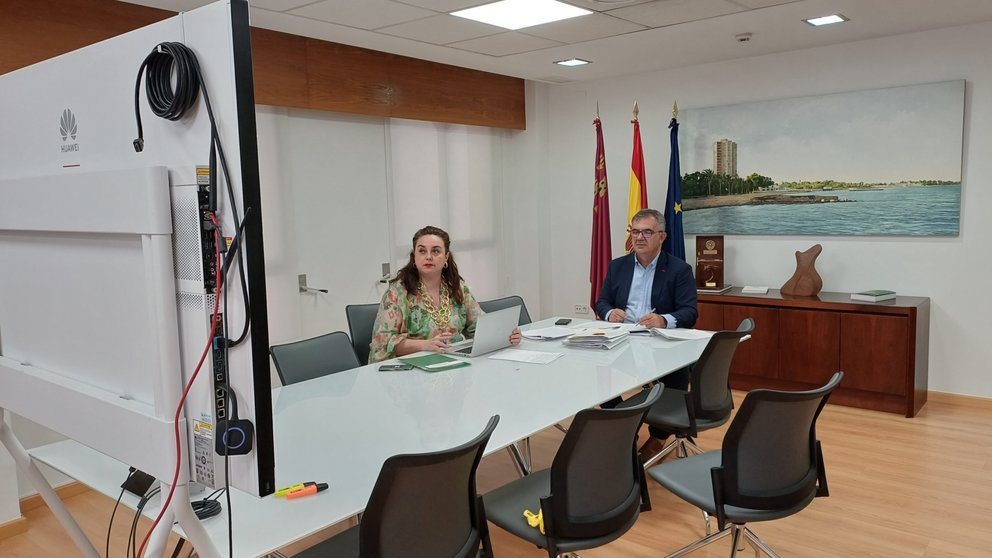 El consejero de Medio Ambiente, Universidades, Investigación y Mar Menor, Juan María Vázquez, junto a la secretaria autonómica, María Cruz Ferreira