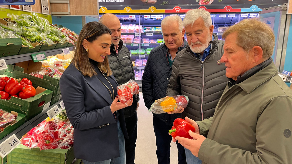 La consejera Sara Rubira en un supermercado de Berlín donde se comercializan productos hortofrutícolas de la Región de Murcia.